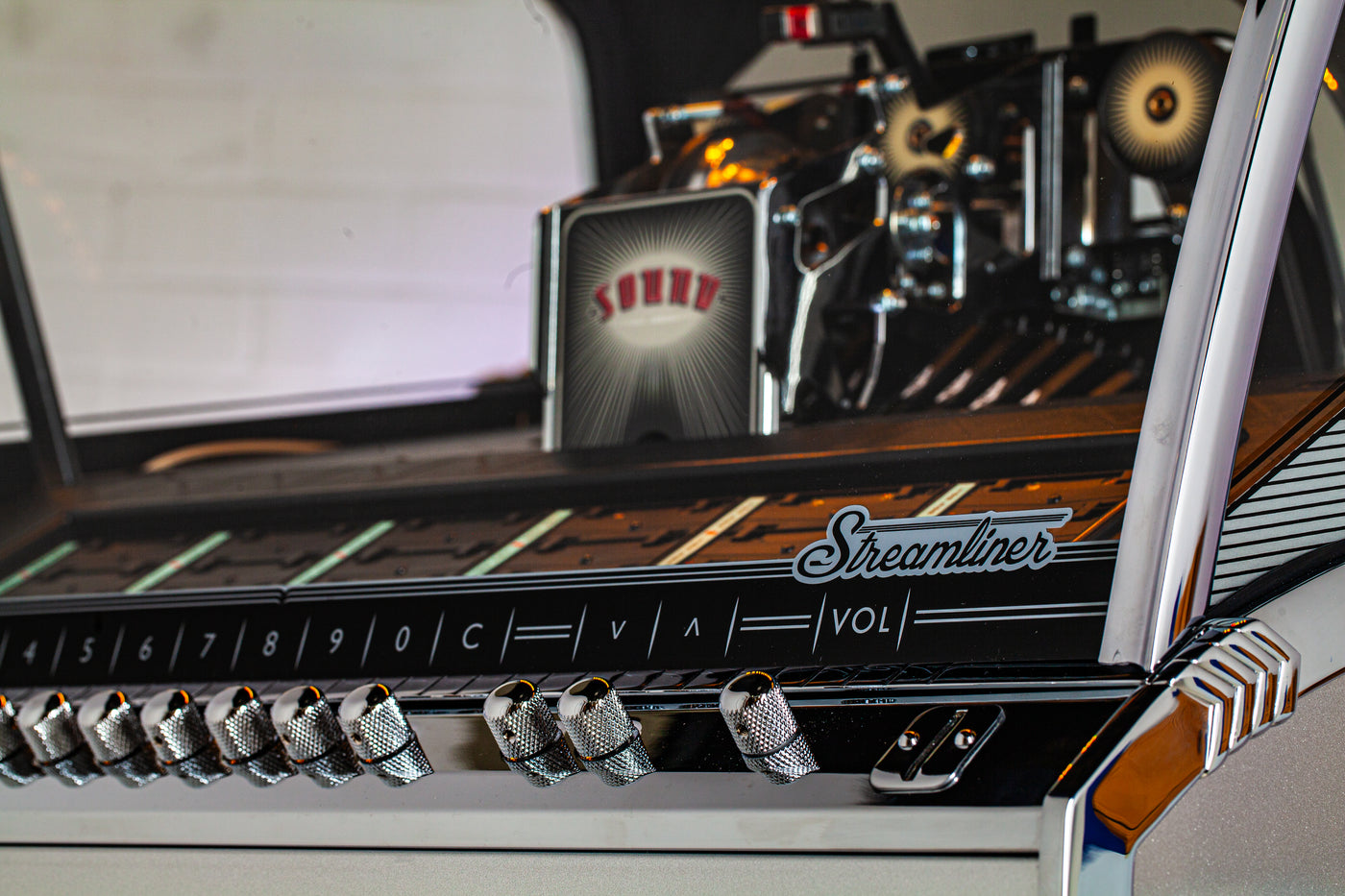 STREAMLINER ROCKET VINYL JUKEBOX